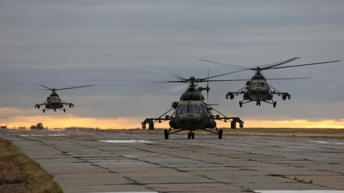 13 военных вертолетов и самолетов прилетели из России в Жезказган и Караганду