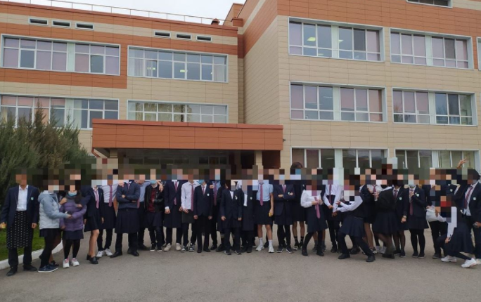 Суицид школьника в Алматы. Ученики НИШ пришли на занятия в юбках