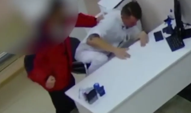 Избиение врача мужчиной за осмотр его жены в хиджабе попало на видео