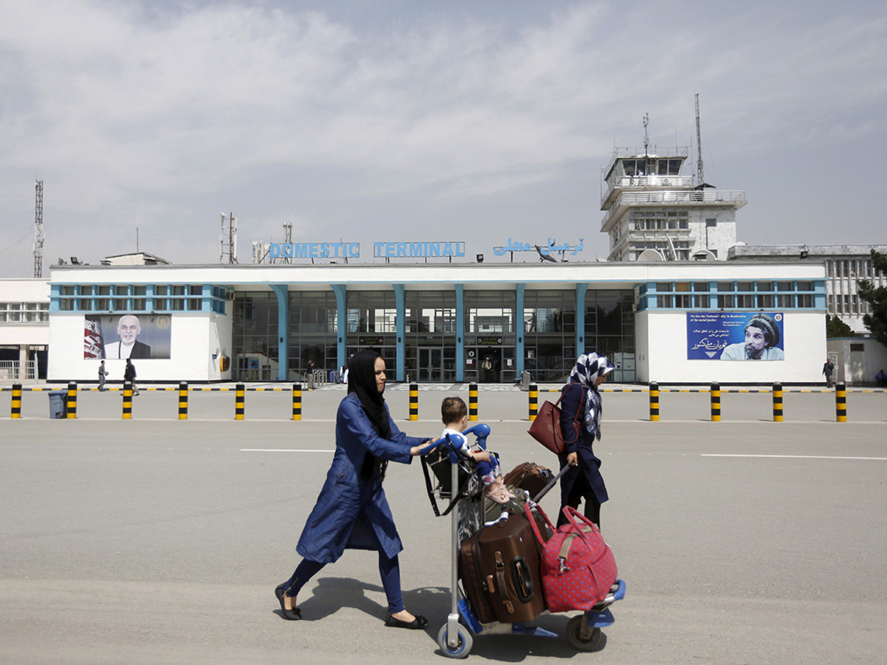 Толпы людей осаждают аэропорт Кабула, военные начали стрелять. Видео