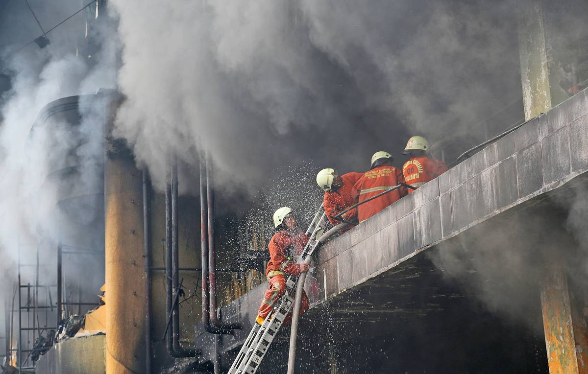 Пожар в тюрьме в Индонезии унес жизни более 40 человек