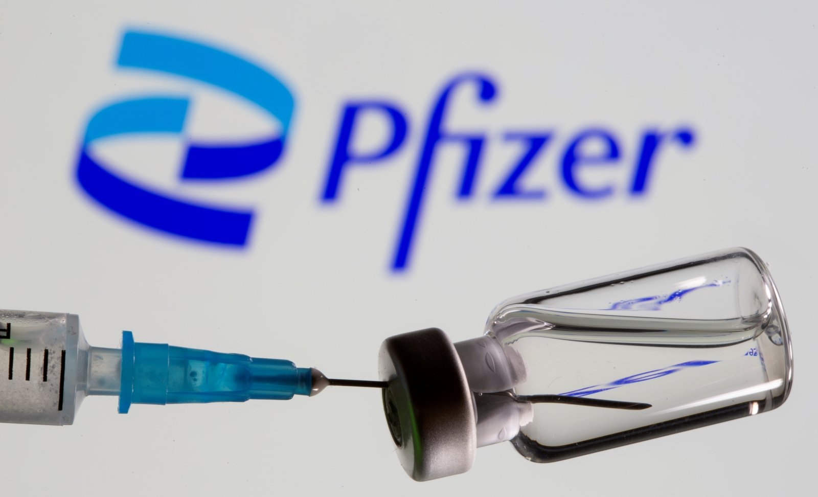 Pfizer перекидывают из Атырау в Алматы  