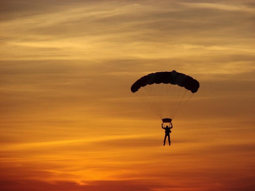 Военный офицер погиб при прыжке с парашютом в Алматинской области