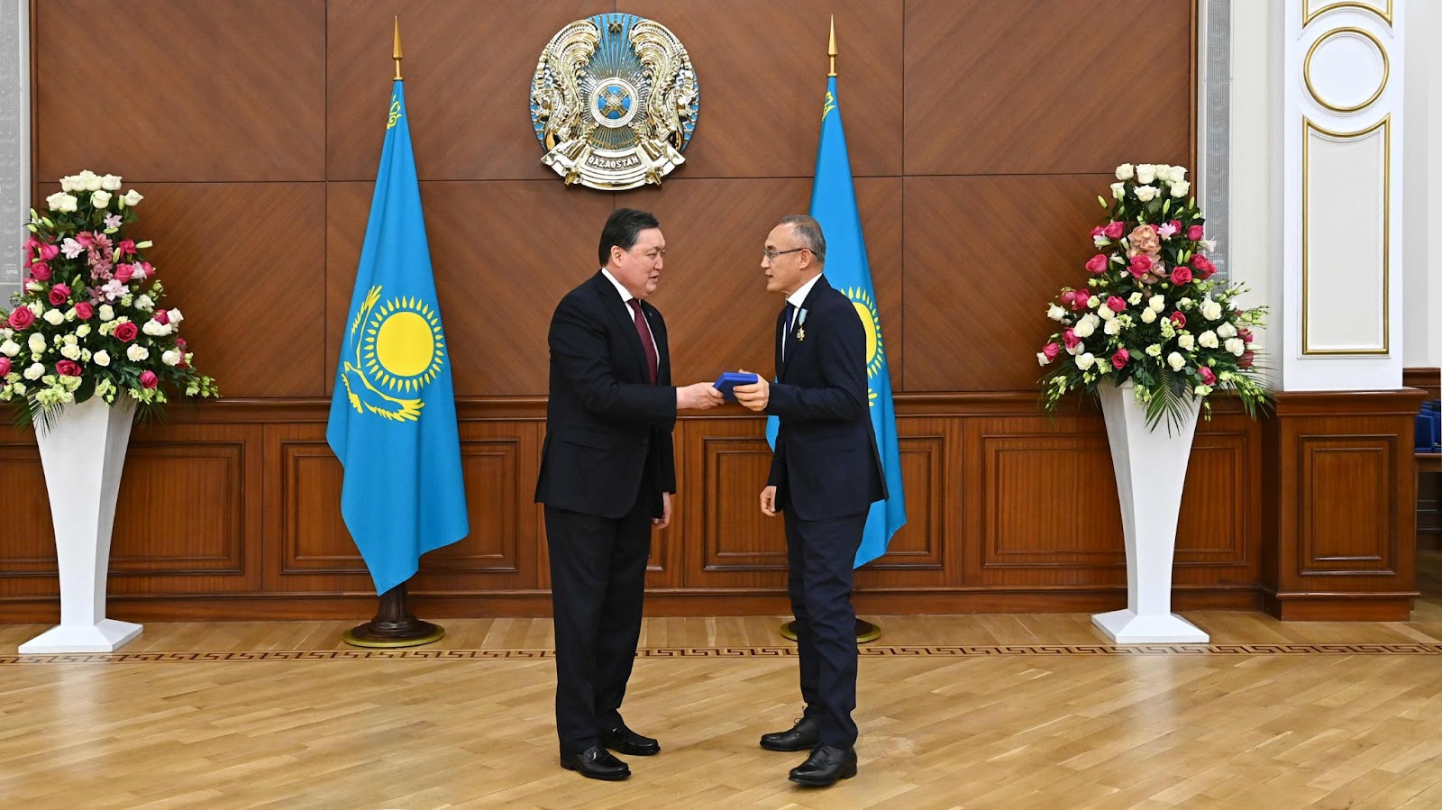 Премьер-министр РК Аскар Мамин вручил государственные награды за вклад в социально-экономическое развитие Казахстана