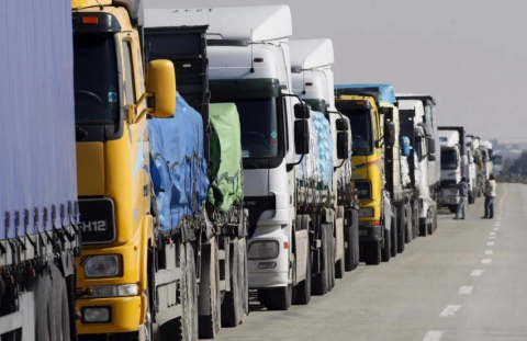 294 грузовика застряли на казахско-китайской странице