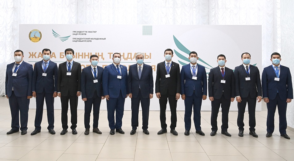 Токаев встретился с представителями Президентского молодежного кадрового резерва