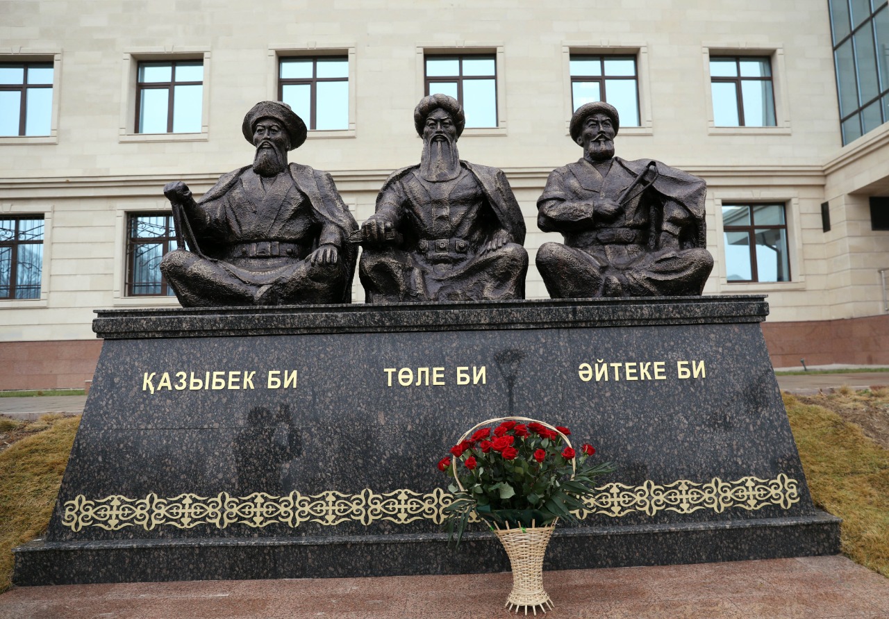 Памятник трем казахским биям открыли в Таразе