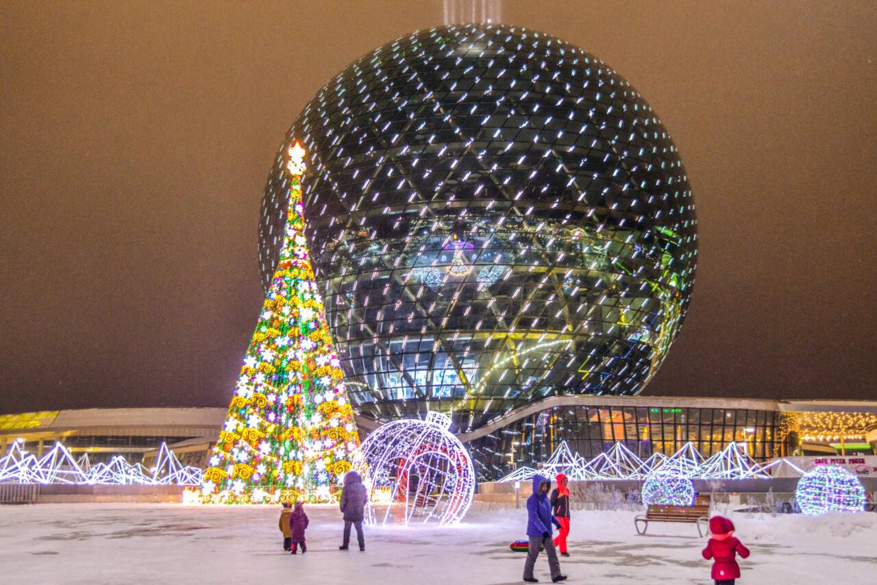 Главную новогоднюю елку Казахстана зажгли в Нур-Султане