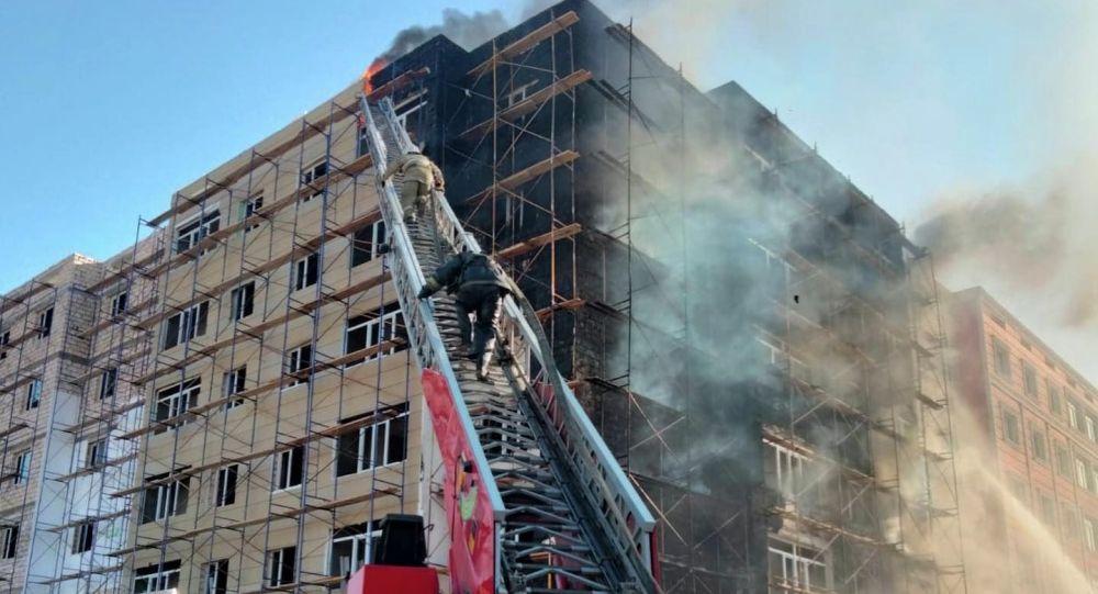 В Актау загорелся недостроенный дом