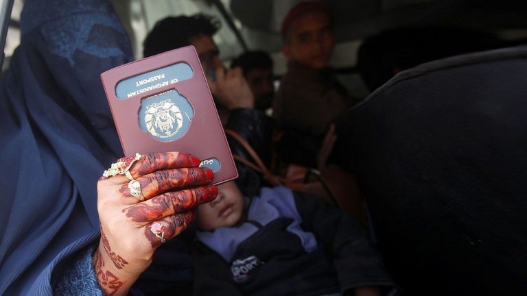 Талибы возобновили выдачу паспортов в Афганистане